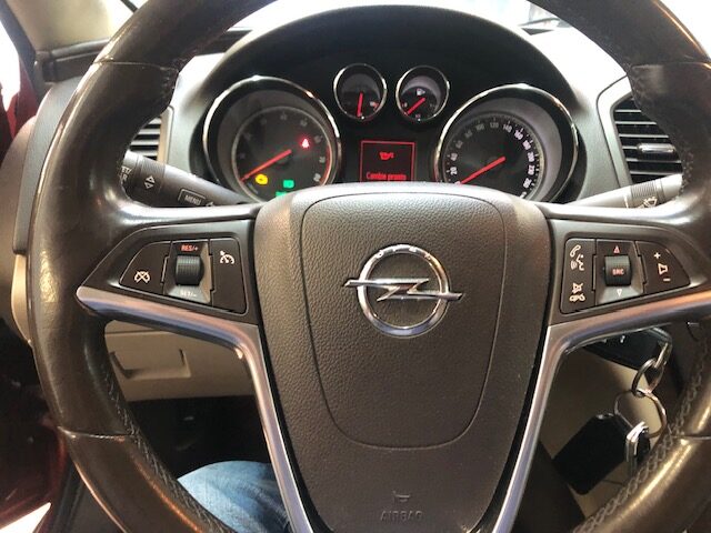 Opel Insignia 2.0 Turbo Sedan 220cv