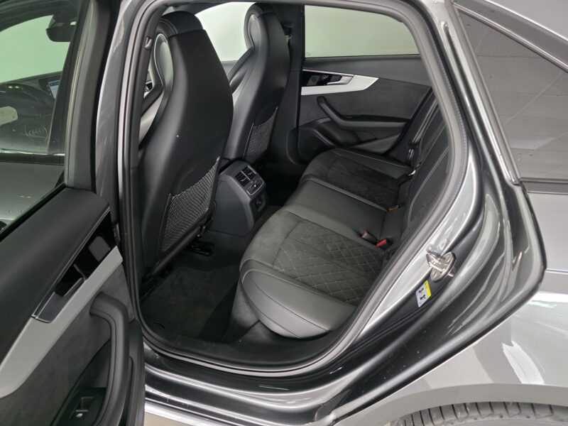 AUDI A4 BLACK/LINE S/LINE